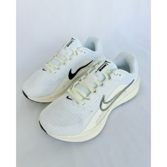 6 WOMEN'S NIKE DOWNSHIFTER 13 WIDE WHITE / SILVER/ BLACK RUNNING FZ3088-100 - Picture 2 of 7